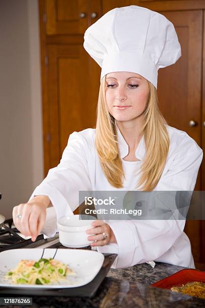 Chef En Una Cocina De Trabajo Foto de stock y más banco de imágenes de 20 a 29 años - 20 a 29 años, Adulto, Adulto joven