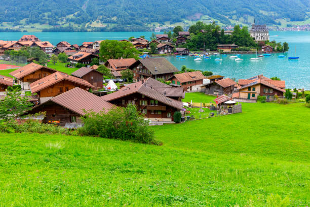 a vila suíça iseltwald no famoso lago brienz. - brienz house switzerland european alps - fotografias e filmes do acervo