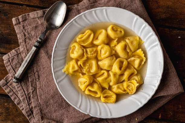 cappelletti no caldo, macarrão italiano - healthy eating italian culture traditional culture close up - fotografias e filmes do acervo