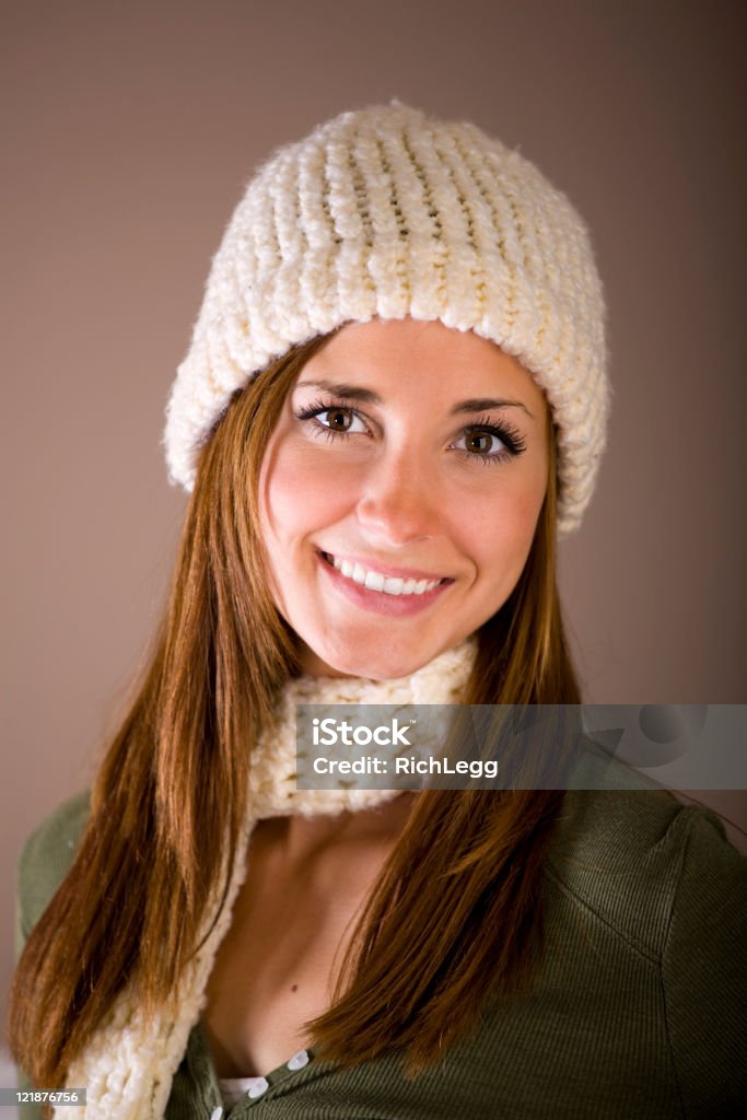 Giovane donna in abbigliamento invernale - Foto stock royalty-free di Abiti pesanti