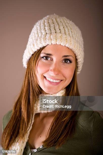 Giovane Donna In Abbigliamento Invernale - Fotografie stock e altre immagini di Abiti pesanti - Abiti pesanti, Adolescente, Adulto