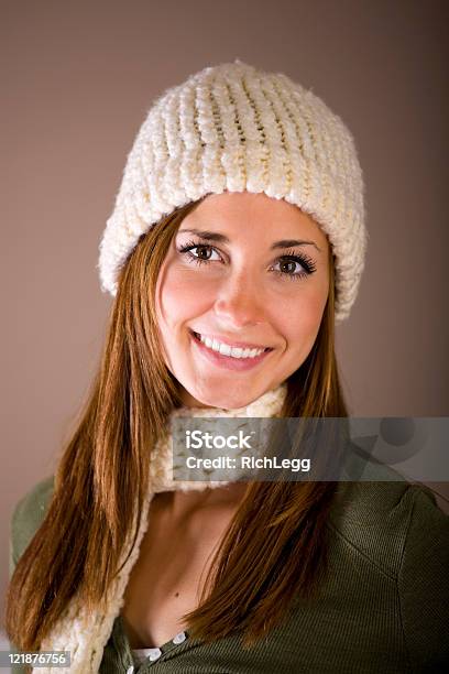 冬服の若い女性 - 1人のストックフォトや画像を多数ご用意 - 1人, カメラ目線, カラー画像