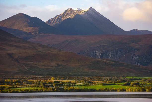 stati d'animo colorati di una mattina presto di novembre su lough leane con l'imponente mcgillicuddys reeks sopra - contea di kerry, irlanda - macgillicuddys reeks foto e immagini stock