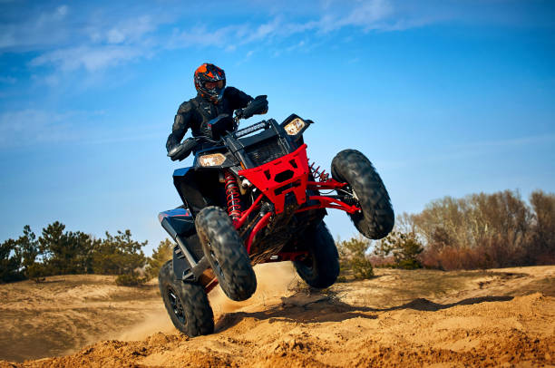 carreras en la arena en un quad de tracción a las cuatro ruedas. - motorized sport motor racing track motorcycle racing auto racing fotografías e imágenes de stock