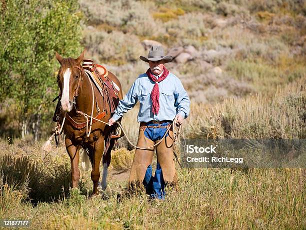 Kowboj Chodzić Z Jego Horse - zdjęcia stockowe i więcej obrazów Białe włosy - Białe włosy, Brązowy, Codzienne ubranie