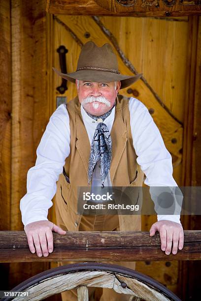 Foto de Retrato De Cowboy e mais fotos de stock de 50 Anos - 50 Anos, Adulto, Adulto maduro