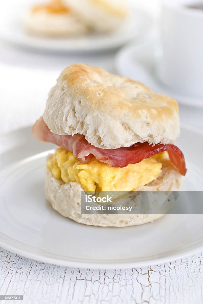 Сэндвич с беконом и яйцом печенье - Стоковые фото Без людей роялти-фри