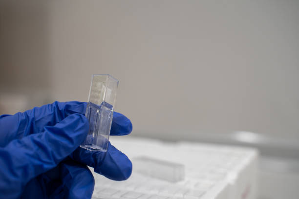 Cuvette tubes are a tool used in various laboratories. The researcher takes them to measure the absorbance, transmittance, fluorescence lifetime of the sample by spectrophotometer. Cuvette tubes are a tool used in various laboratories. The researcher takes them to measure the absorbance, transmittance, fluorescence lifetime of the sample by spectrophotometer. nir stock pictures, royalty-free photos & images