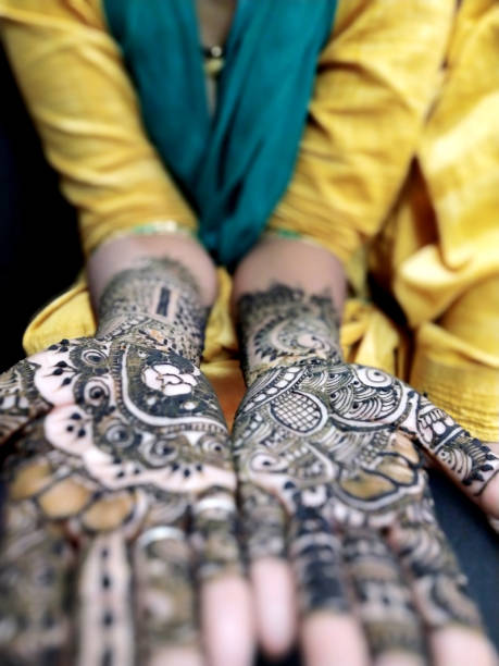 belles mains indiennes décorées avec mehandi généralement fait pour les mariages - wedding indian culture pakistan henna tattoo photos et images de collection