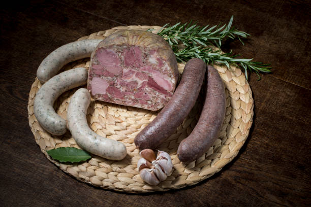 Escolha de produtos de carne orgânica. - foto de acervo