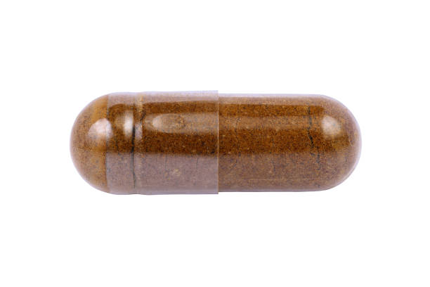kapsułka ziołocza wyizolowana na białym tle - herbal medicine ginkgo herb capsule zdjęcia i obrazy z banku zdjęć