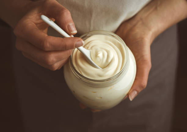 glas dose mayonnaise mit einem löffel. - mayonnaise stock-fotos und bilder