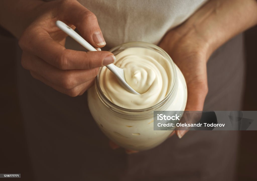 Glazen pot mayonaise met een lepel. - Royalty-free Mayonaise Stockfoto