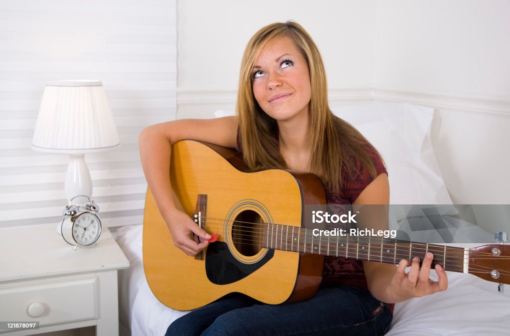 Teenager-Mädchen in einem weißen Schlafzimmer - Lizenzfrei Akademisches Lernen Stock-Foto