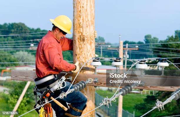 Utilidad Lineman Foto de stock y más banco de imágenes de Ingeniero de mantenimiento - Ingeniero de mantenimiento, Cable de conducción eléctrica, Electricidad