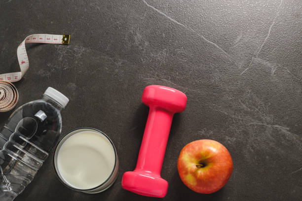 objet sain de vue supérieur sur la table avec des haltères, du lait en verre d’eau pour le sport ou le concept d’exercice. - 13414 photos et images de collection