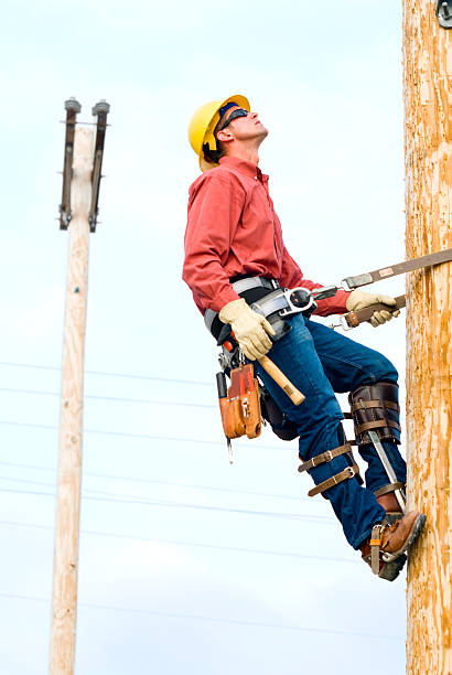 utility lineman - maintenance engineer fuel and power generation power line electricity foto e immagini stock