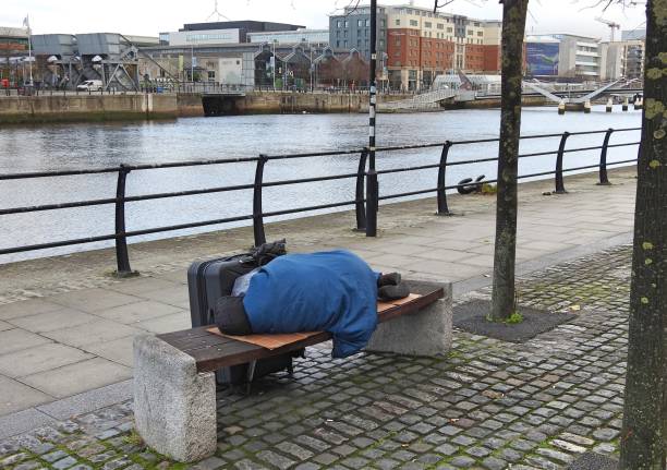 dormir en el banco del río - republic of ireland sadness household equipment northern europe fotografías e imágenes de stock