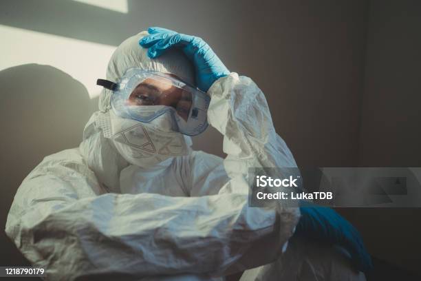 Gestresste Und Überarbeitete Ärztin Stockfoto und mehr Bilder von Arzt - Arzt, Müde, Corona-Virus