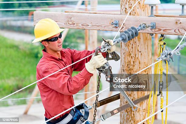 Foto de Utilitário De Atacante e mais fotos de stock de Engenheiro de Manutenção - Engenheiro de Manutenção, Cabo de alta-tensão, Eletricidade