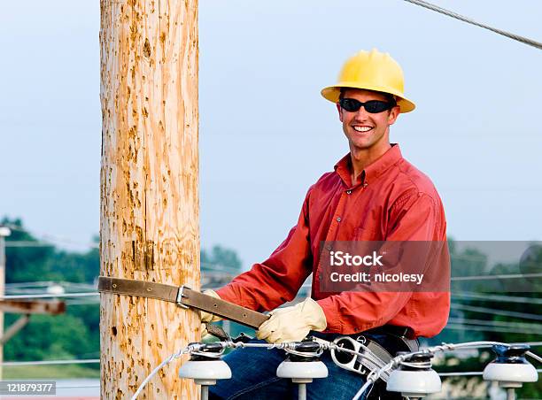 Utilidad Lineman Foto de stock y más banco de imágenes de 20 a 29 años - 20 a 29 años, Accesorio de cabeza, Adulto