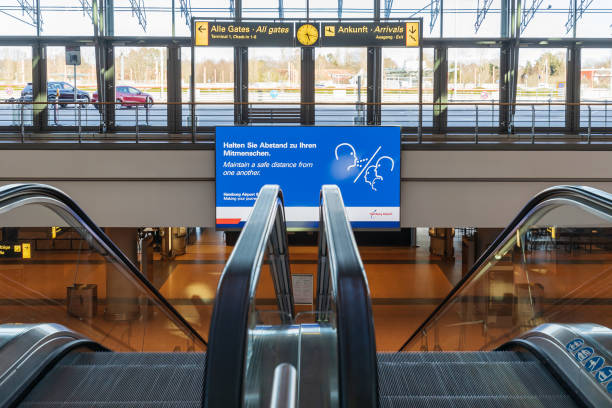 сообщение для пассажиров, въезжающих на станцию s-bahn в аэропорту гамбурга - railroad station escalator staircase steps стоковые фото и изображения
