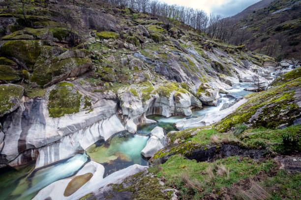 route of los pilones del valle del jerte in cácetres, extremadura, spain. - caceres fotografías e imágenes de stock