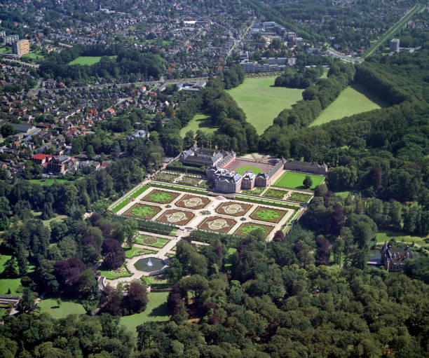 photo aérienne historique du palais loo à apeldoorn, pays-bas, construite par la maison d’orange-nassau - apeldoorn photos et images de collection