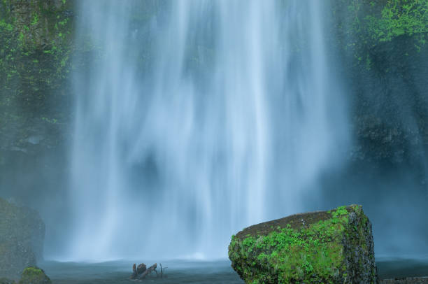 ローワー マルトノマ滝 - columbia oregon ストックフォトと画像