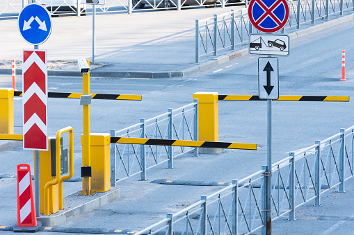 Departure check in with a barrier for vehicles with a fenced area