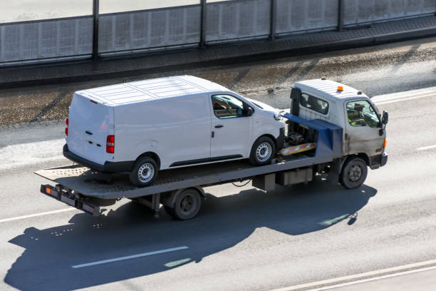 bagażnik z mini furgonetką na drodze asfaltowej. - transporter zdjęcia i obrazy z banku zdjęć