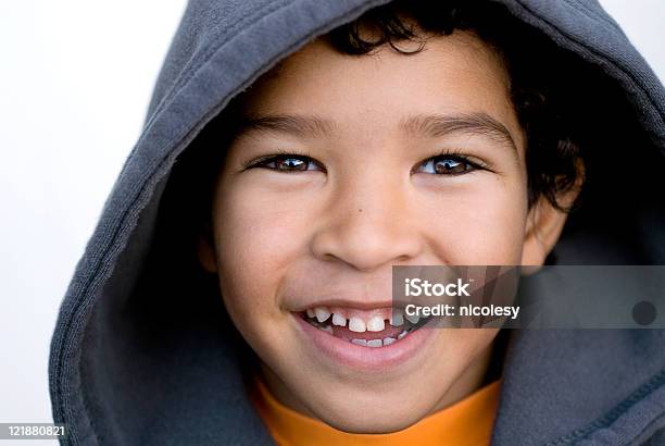 Niño Sonriente Foto de stock y más banco de imágenes de Camisa con capucha - Camisa con capucha, Jersey - Top, Niños