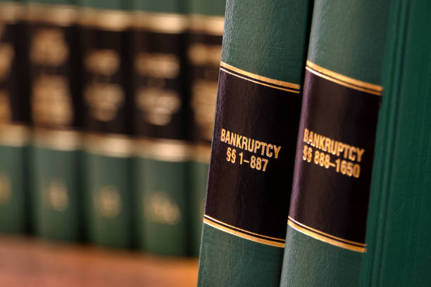 livres de droit de faillite sur l’étagère pour référence juridique - banqueroute photos et images de collection