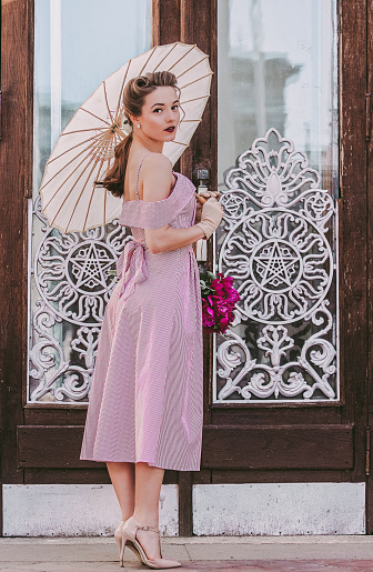 Retro Señora En Vestido Rosa Posando Con Flores Y Paraguas Foto de stock y más banco de imágenes de 1950-1959 - iStock Retro Señora En Vestido Rosa Posando Con Flores Y Paraguas Foto de stock y más banco de imágenes de 1950-1959 - iStock