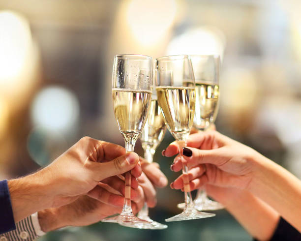 乾杯するシャンパンのグラスを持つ人々 - シャンパン ストックフォトと画像