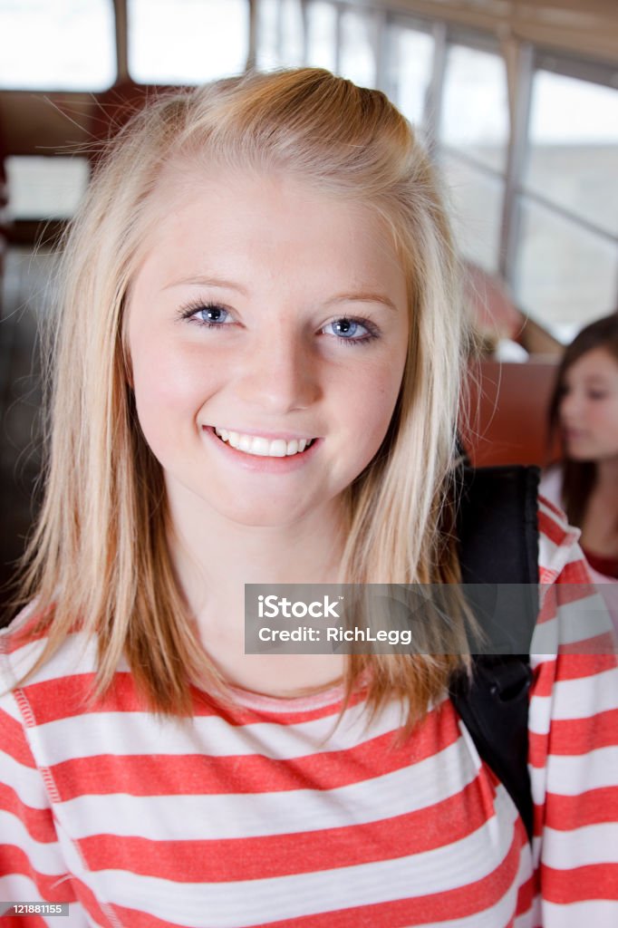 Adolescente sobre um ônibus escolar - Foto de stock de Adolescente royalty-free