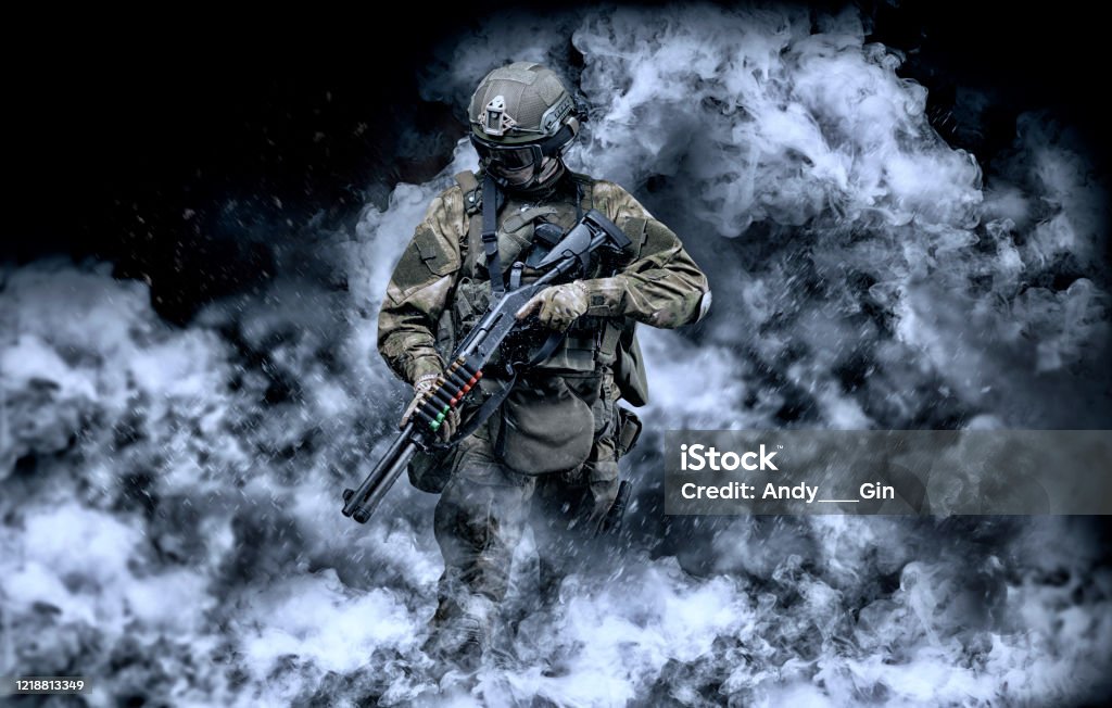 Soldado Americano Sale Del Humo En El Campo De Batalla El Concepto De Operaciones Especiales Militares Juegos De Ordenador Foto de stock y más banco de imágenes de Estrategia - iStock Soldado Americano Sale Del Humo En El Campo De Batalla El Concepto De Operaciones Especiales Militares Juegos De Ordenador Foto de stock y más banco de imágenes de Estrategia - iStock