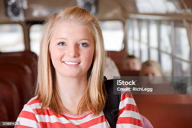 Девушки На Школьный Автобус — стоковые фотографии и другие картинки Автобус - Автобус, Весёлый, Взрослый