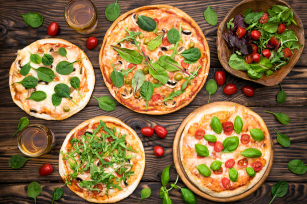 pizzas frescas con ingredientes - salad food beer restaurant fotografías e imágenes de stock
