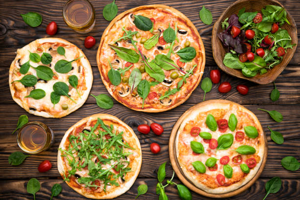 pizzas frescas com ingredientes - nobody baking food and drink food - fotografias e filmes do acervo