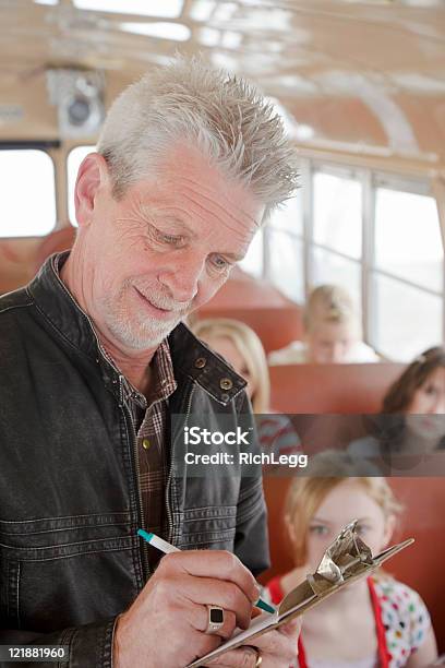 Driver Su Una Scuola Bus - Fotografie stock e altre immagini di Adulto - Adulto, Adulto in età matura, Allegro