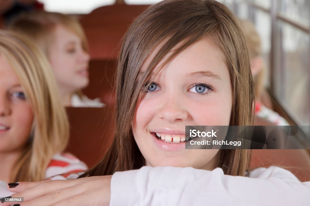 Menina adolescente com um Autocarro Escolar - Royalty-free Adolescente Foto de stock