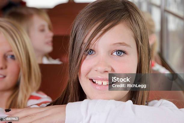 Menina Adolescente Com Um Autocarro Escolar - Fotografias de stock e mais imagens de Adolescente - Adolescente, Adulto, Aluna