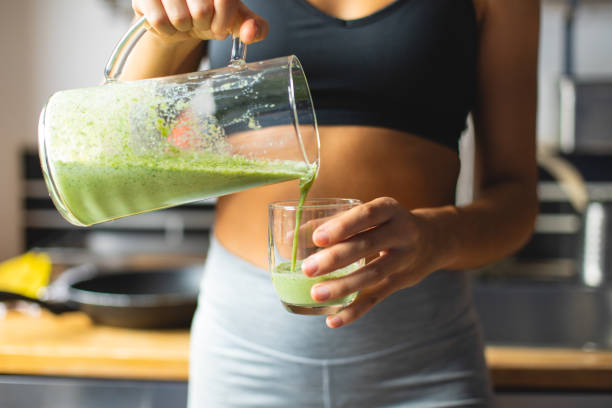 bevanda detox vegana helathy - smoothie drinking women drink foto e immagini stock