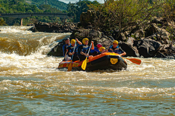 gruppo di amici che fa rafting su un gommone nelle rapide del fiume itajaí-açu, nella città di apiúna a santa catarina. uno dei migliori fiumi del brasile per praticare questo sport - teamwork oar achievement sports team foto e immagini stock