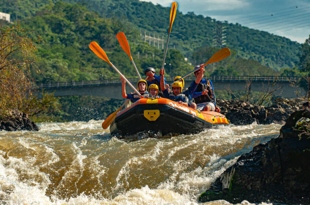 gruppo di amici che fa rafting su un gommone nelle rapide del fiume itajaí-açu, nella città di apiúna a santa catarina. uno dei migliori fiumi del brasile per praticare questo sport - teamwork oar achievement sports team foto e immagini stock