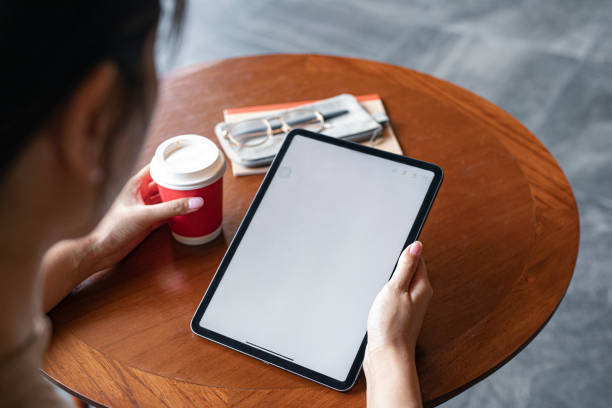 인식 할 수없는 사업가의 손에 빈 화면디지털 태블릿의 어깨보기를 통해 (복사 공간) - digital tablet women coffee shop coffee 뉴스 사진 이미지