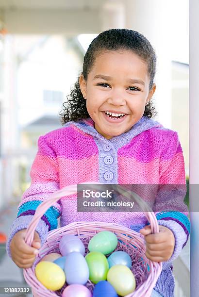 Chica De Pascua Foto de stock y más banco de imágenes de 4-5 años - 4-5 años, Africano-americano, Agarrar