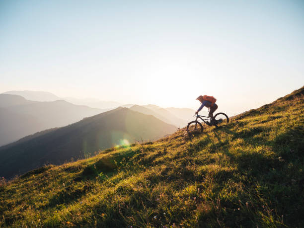 일몰에 산에서 내리막을 타고. - mountain biking cycling action bicycle 뉴스 사진 이미지