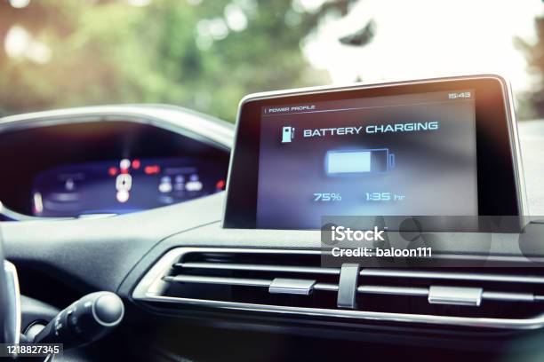 La Pantalla Informa Sobre El Nivel De Carga De La Batería En El Coche Eléctrico Foto de stock y más banco de imágenes de Coche eléctrico - Coche alternativo